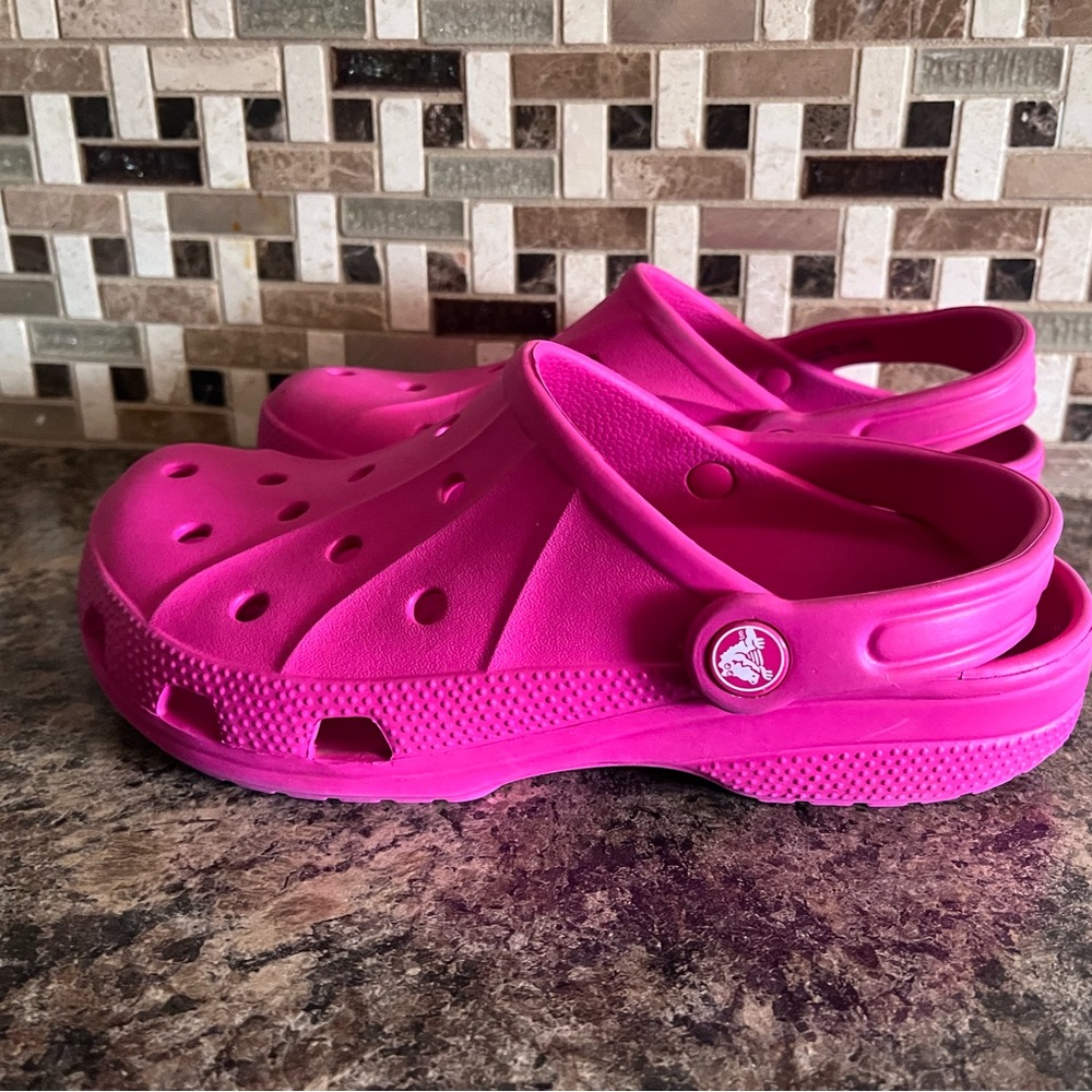 CROCS Vibrant Pink Women's Clogs w7 m5